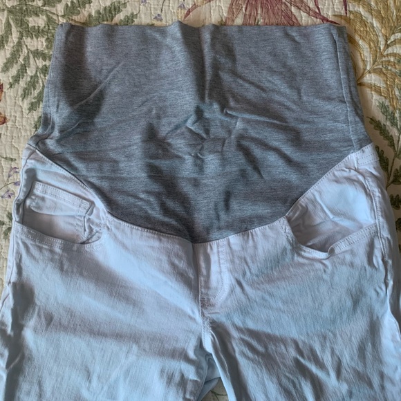 🔥 2/$50 🔥 Thyme Maternity White Capris - Picture 2 of 4